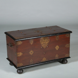 Compagnie kist uit de VOC tijd met alarmbel ca 1750  (No.452410)