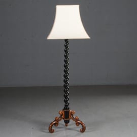 Antiek varia / Hollandse vloerlamp in noten met zwart gepolitoerde details ca. 1870 met strakke kap (No.580253)