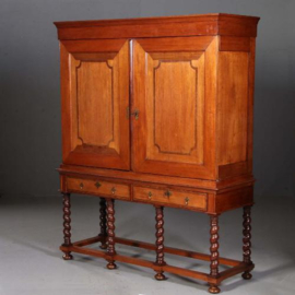 Antiek Hollands kruisvoet kabinet ca. 1700 noten groot formaat (No.532761)