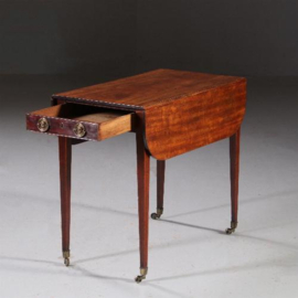Antieke bijzettafels / Wandtafel Pembroke table mahonie ca. 1790 met lade (No.820865)