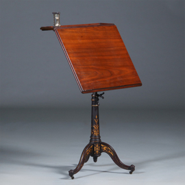Kleine architectentafel of lezenaar met voor de inktpotplankje een uniek anti-kantelmechaniek (No.440505)