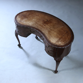 Niervormig bureau met fabelachtig mooi oud leer en 5 laden ca 1900 (No.230210)
