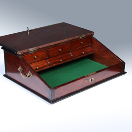 Koloniaal schrijfkistje 18e eeuw met met bronzen grepen en 6 kleine gewelfde laden (No.450320)