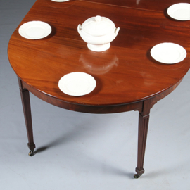 Louis Seize Coulissetafel ca 1800 met 4 inlegbladen verlengbaar tot 12 personen (No.281420)