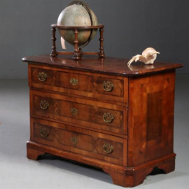 Antieke commode / Rechte noten met  wortelnoten commode ca. 1740  (No.780146)