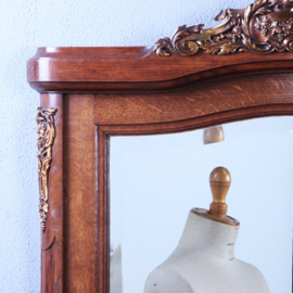 Schouwspiegel met facetgeslepen spiegelglas in eikenhouten lijst met bronzen ornamenten ca 1875 (No.851040) - Hoogte 1,15 m.