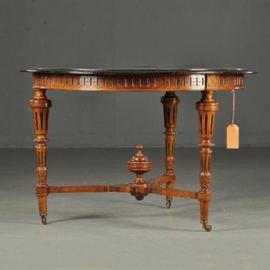 Antieke bijzettafels / Ronde Engelse tafel ca. 1880 in notenhout met zwart gepolitoerde rand. (No.441711)