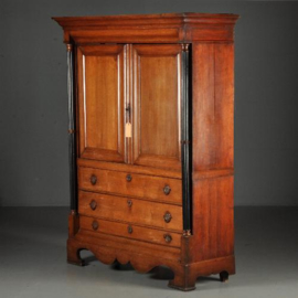 Antieke kast / Doorleefd Hollands kabinet met uitzonderlijke doorlopende zuilen  ca. 1815 (No.520415)