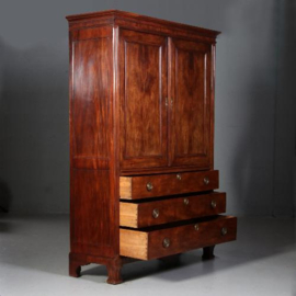 Antiek mahonie kabinet in een zeer strakke uitvoering ca. 1800 op tapse poten(No.750844)