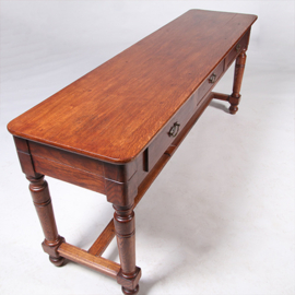 Doorleefde  lange sidetable met 3 laden op gedraaide poten (No.331510)