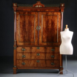 Antieke kast / Hollands Empire kabinet ca. 1810  in bloemmahonie met bronzen hekje en veel beslag (No.552847)