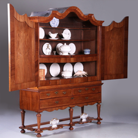 Majestueus kruisvoet kabinet met gewelfde kroon in noten met mahonie visgraat ca 1720 (No.991940)