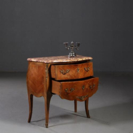 Antieke ladenkast / Kleine gebombeerde  commode ca. 1890  notenhouten met brons beslag (No.780147)