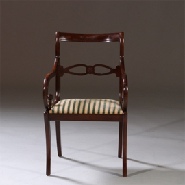 Fraai gebogen mahoniehouten Carver chair met gestreepte bekleding  ca 1950 (No.212830)