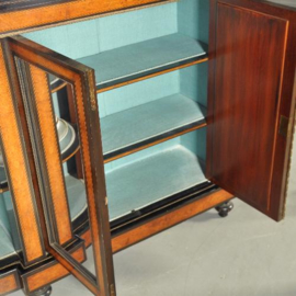 Antieke kast / Victoriaanse credenza ca. 1890 noten met ebbenhout kwart ronde vitrines (No.212245)