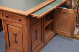 Antieke bureaus / Groot Hollands herenbureau met 2 geheime opbergvakken en 3 geheime laatjes 1,00 m. X 1,50 m. (No.4736)&