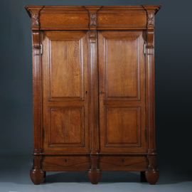 Franse eiken tweedeurskast op drie gestoken poten ca 1800 (No.960605)