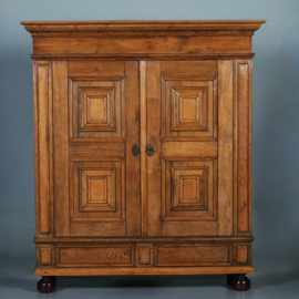 Blond stoere eiken tweedeurskast ca 1800 op bolpoten [No.960740)