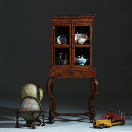 Kleine Hollandse Rococo vitrine  / rariteiten kabinetje ca 1730 op kruisvoet (No.241605)