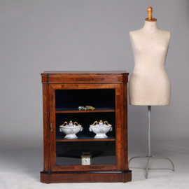 Lage eendeurs vitrinekast met aan drie zijde glas en bronzen details (No.322155)