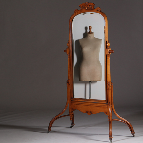Uiterst elegante passpiegel in blond notenhout ca 1895 facet geslepen (No.311415)