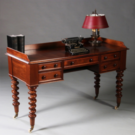 Victoriaanse mahoniehouten schrijftafel ca 1870 met gedraaide poten en kleine opstaande rand (No.211905)