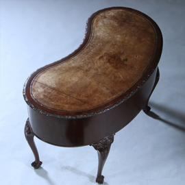Niervormig bureau met fabelachtig mooi oud leer en 5 laden ca 1900 (No.230210)
