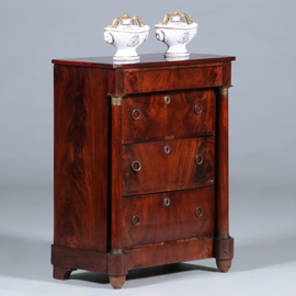 Opvallend kleine fraaie Hollandse Empire commode met 4 laden en 2 zuilen ca 1810  (No.431525)