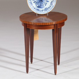 Antieke bijzettafels / Ronde satijnhouten bijzettafel ca 1910 in Louis Seize stijl (No.901230)