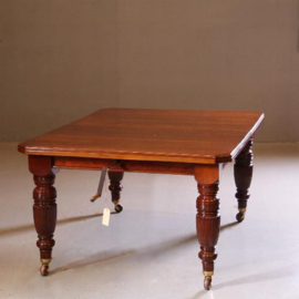 Antieke tafels / Smetteloze notenhouten dubbele Wind out table 4,64 m.lang ca. 1850 met 6 inlegbladen én slinger (No.412031)