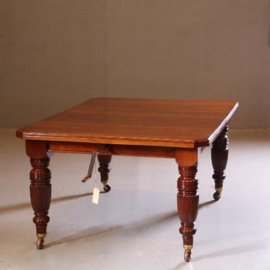 Antieke tafel / Smetteloze notenhouten dubbele Wind out table 4,64 m.lang ca. 1850 met 6 inlegbladen én slinger (No.412031)