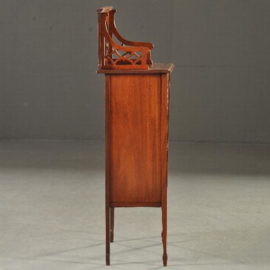 Antieke kast / Muziekkastje ca.1890 met een medaillon ajour en facet geslepen spiegel (No.231415)