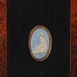 Antieke kast / Victoriaanse credenza ca. 1875 zwart gepolitoerd met noten accenten,  1 spiegelwand en 2 Wedgwood  plaquettes " (No.472851)