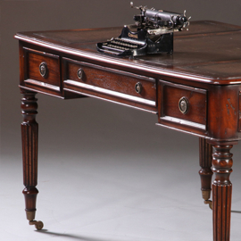 Schrijftafel ca 1930  in mahonie met leer ingelegd op gedraaide poten (No.212820)