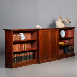 Antieke kasten / Halfhoge 3,20 m lange break front bibliotheekkast ca. 1850 deels open en deels gesloten (No.812121)