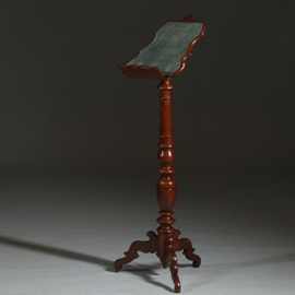 Essenhouten Lezenaar of bijbelstandaard ca 1890 het blad geschulpt en met leer belegd. (No.260625)