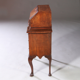 Kleine Secretaire of scriban in wortelnoten op cabriolet poten ca. 1750 (No.951405)