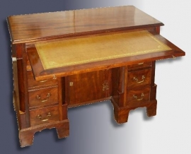 Antieke bureaus / Antiek bureau of  Kneehole desk  (No.78229)