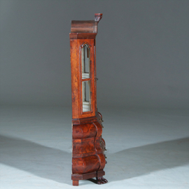 Miniatuur of meesterstuk van een "18e eeuwse wortelnoten porseleinkast"  ca 1885 (No.271745)