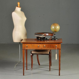 Antieke bureaus /  kleine schrijftafel mahonie met satijnhout ca. 1800 op ingelegde tapse pootjes  (No.312227)
