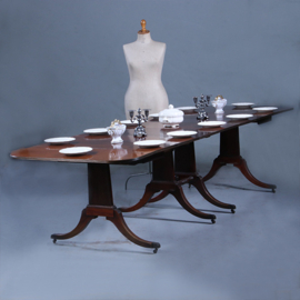 Lange smalle uitschuifbare eetkamertafel tot 12 personen incl aanzet tot 16 (No222199)