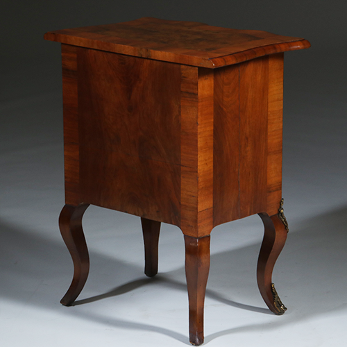 Kleine orgel gebogen commode ca 1750 met schrijfblad of schenkblad wortelnoten (No.303010)
