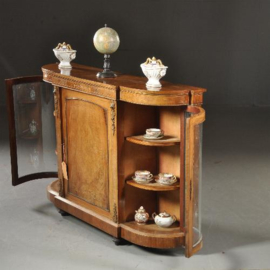 Antieke kast /  Blonde noten vitrinekast / Credenza met ca. 1880 met kwart ronde gebogen vintrines (No.472058)