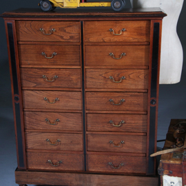 Jaarkast met 1 extra brede lade en 12 maandladen ca 1890 wellington sluitingen (No281405)