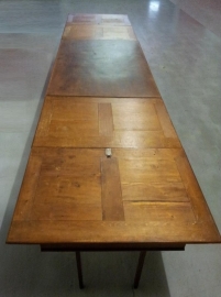 Antieke tafel / Doorleefde mechaniektafel 1890 - ritsrats klik - en deze tafel is ruim 4 m. (No.841036)