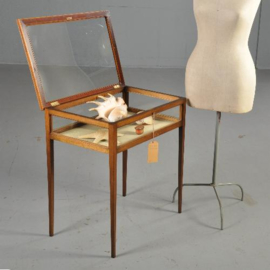 Antieke bijzettafels / strakke tafelvitrine in notenhout ca. 1900 met aan 5 kanten glas (No.432233)