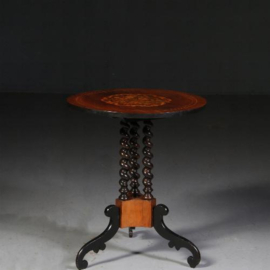 Antieke bijzettafels / wijntafels / Engelse tilttop table ca. 1870 met een feestelijk ingelegd blad (No.721318)