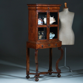 Kleine Hollandse Rococo vitrine  / rariteiten kabinetje ca 1730 op kruisvoet (No.241605)