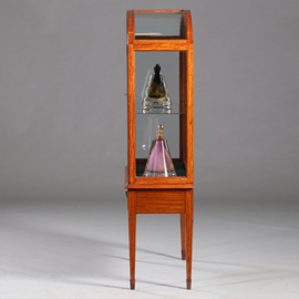 Unieke satijnhouten vitrine met halfronde glazen bovenkant ca 1900  (No.232010)