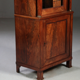 Antieke kasten / Smalle Empire vitrinekast ca 1810 mahonie met bloemmahonie (No.883022)